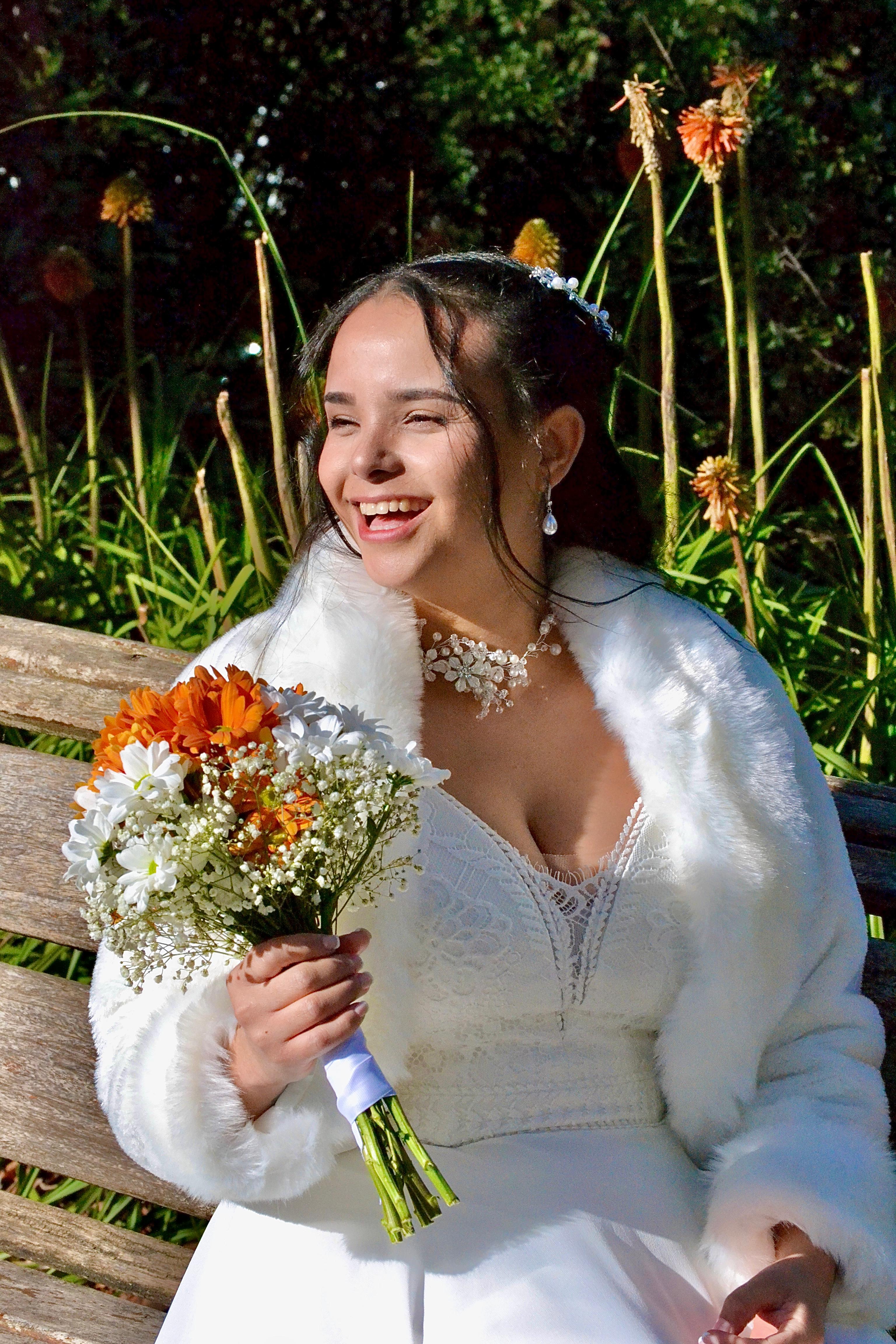Novia sonriente con maquillaje natural — Daar MUA